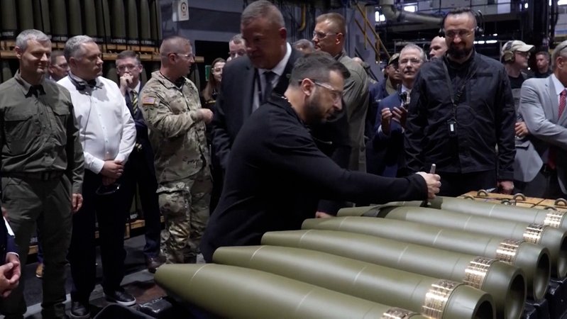 Der ukrainische Präsident hat den USA für die Lieferung von Artilleriegeschossen für den Abwehrkampf gegen Russland gedankt. | Bild: BR Der ukrainische Präsident hat den USA für die Lieferung von Artilleriegeschossen für den Abwehrkampf gegen Russland gedankt.