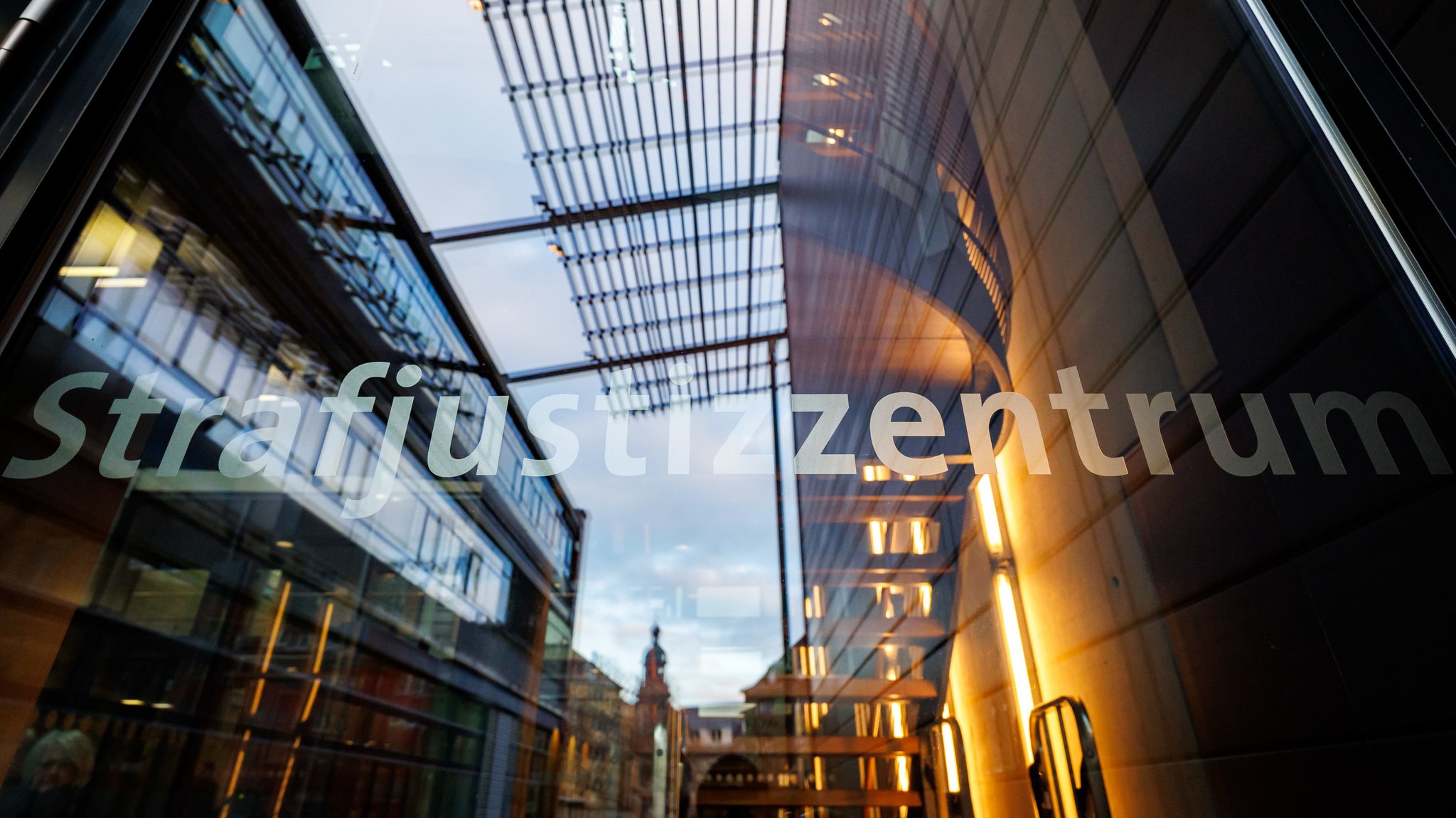 Blick auf das Strafjustizzentrum Würzburg.