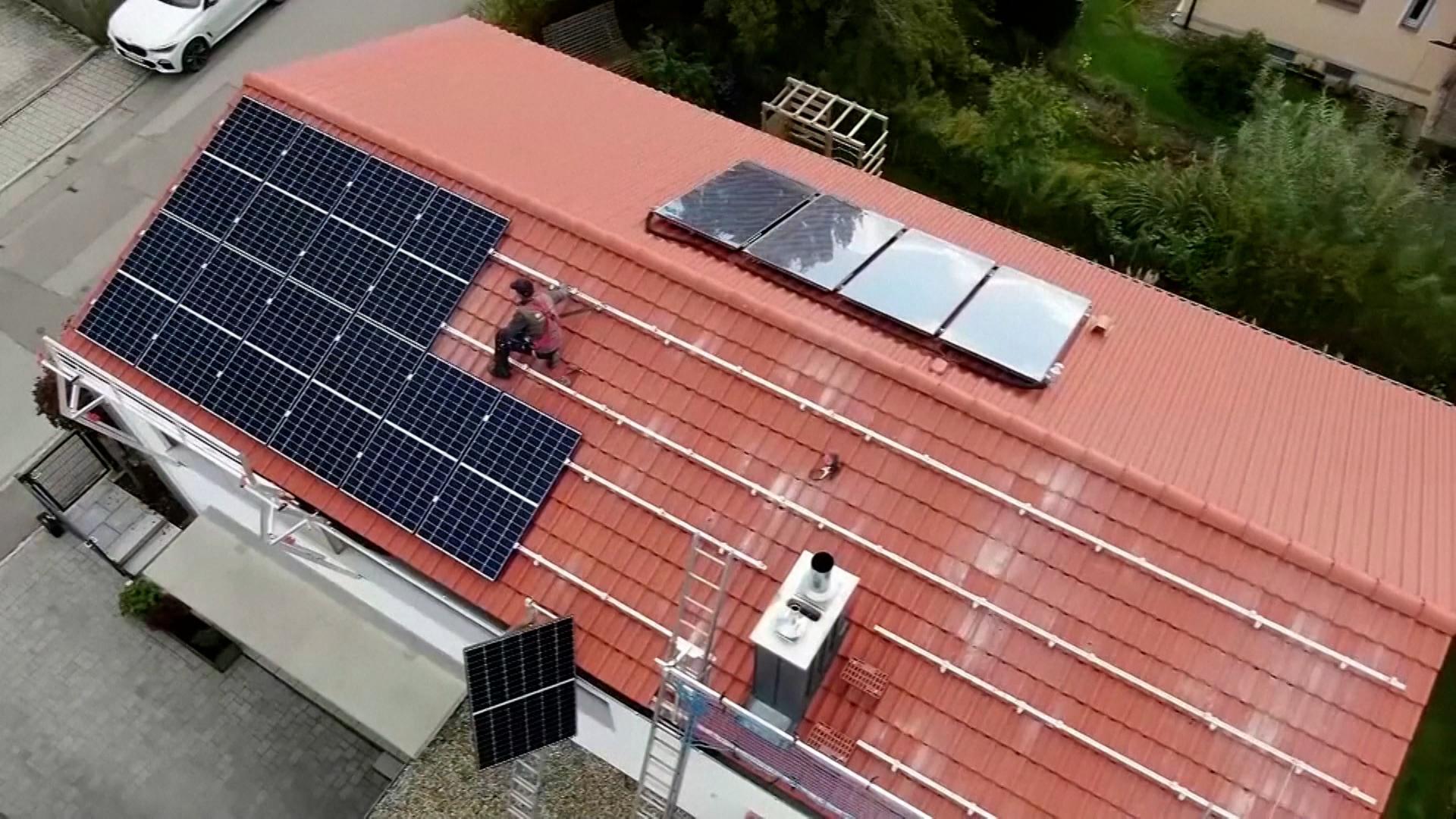 Photovoltaik auf dem Dach - bisher meist ein lukratives Projekt für Häuslebauer. Das könnte sich aber bald ändern.