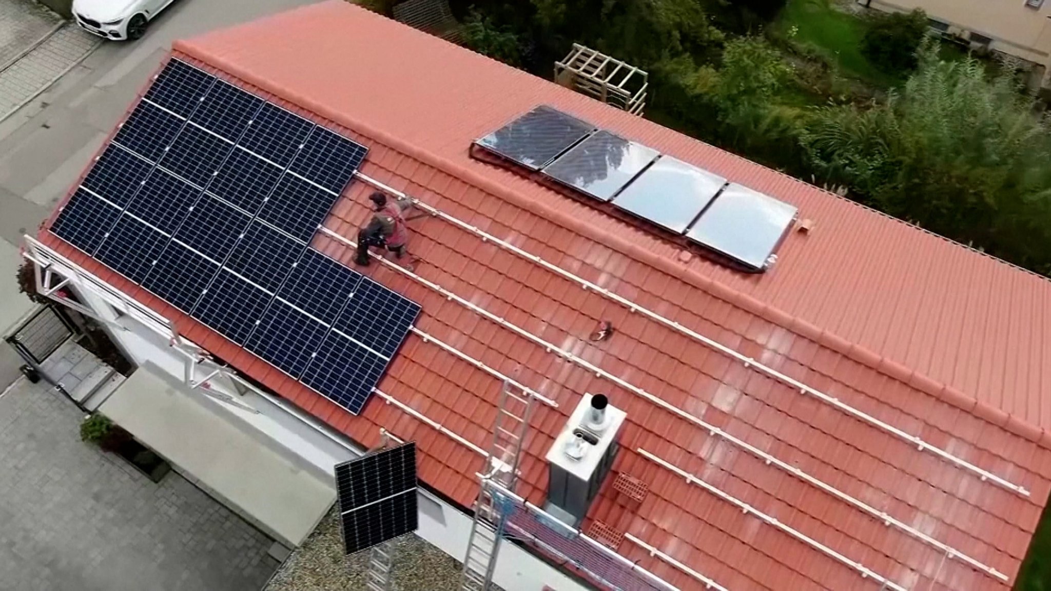 Photovoltaik auf dem Dach - bisher meist ein lukratives Projekt für Häuslebauer. Das könnte sich aber bald ändern.