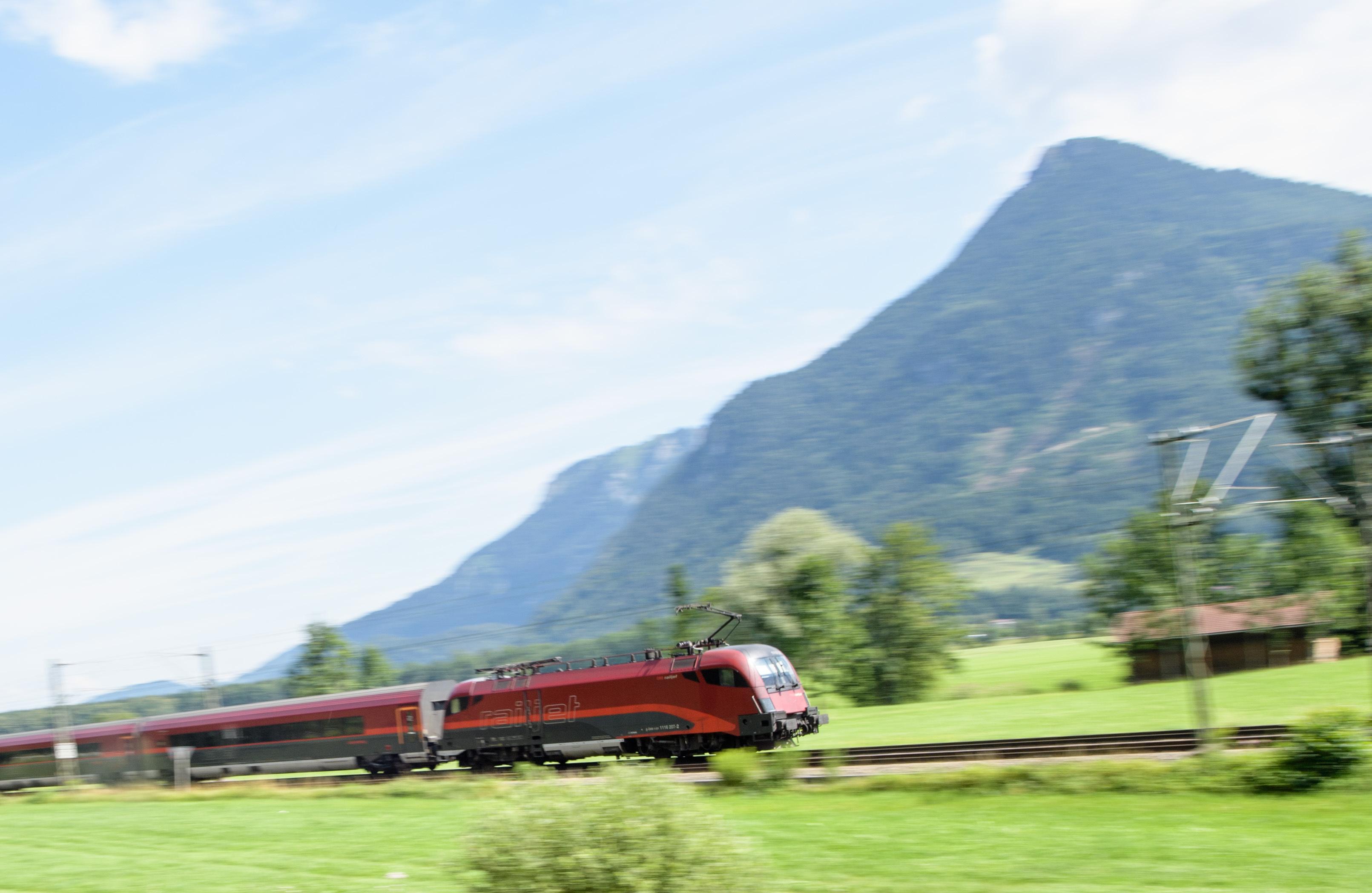 Ein Zug der Österreichischen Bundesbahnen (ÖBB) fährt über die Gleise der Bahntrasse durch das Inntal zwischen Rosenheim und Kufstein. Für den Brenner-Nordzulauf ist der Bau einer weiteren Bahntrasse durch das Inntal in der Diskussion. | Bild:picture alliance/dpa | Matthias Balk