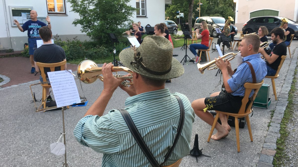 Auf dem Dorfplatz in Schönau proben die Musikanten der "Schönauer Musi"