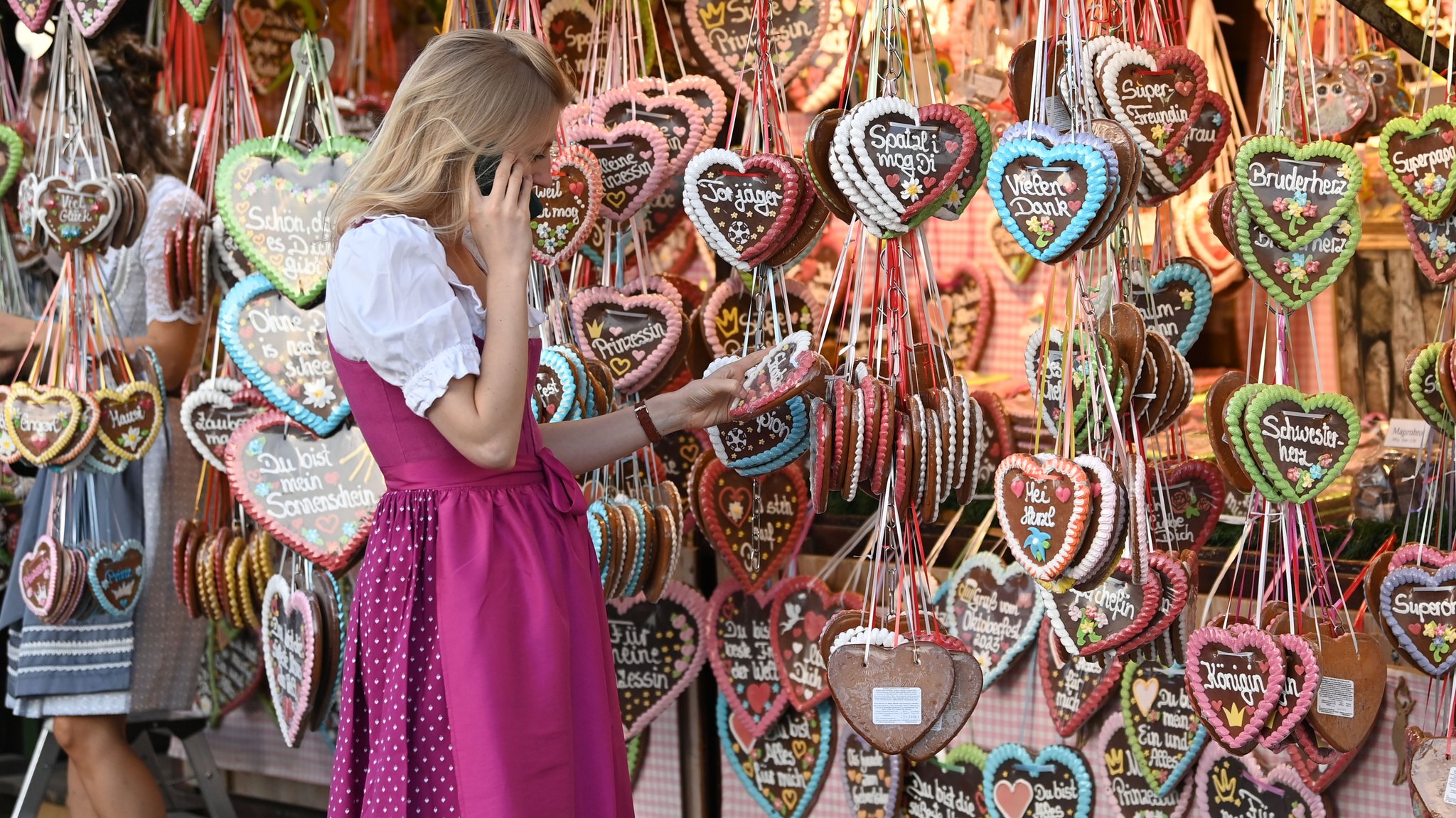 Frau im Dirndl telefoniert