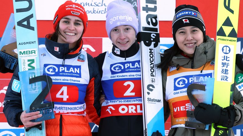 Nika Prevc (M.) gewinnt in Garmisch-Partenkirchen | Bild: picture-alliance/dpa Nika Prevc (M.) gewinnt in Garmisch-Partenkirchen