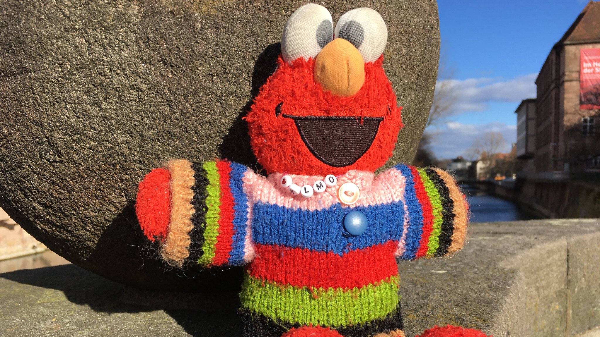 Das Plüschmonster Elmo aus der Sesamstraße beim Besuch auf der Nürnberger Burg