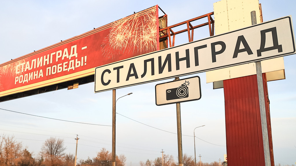 "Stalingrad - Heimat des Sieges". Am Ortseingang erwartet Besucher patriotisches Banner
