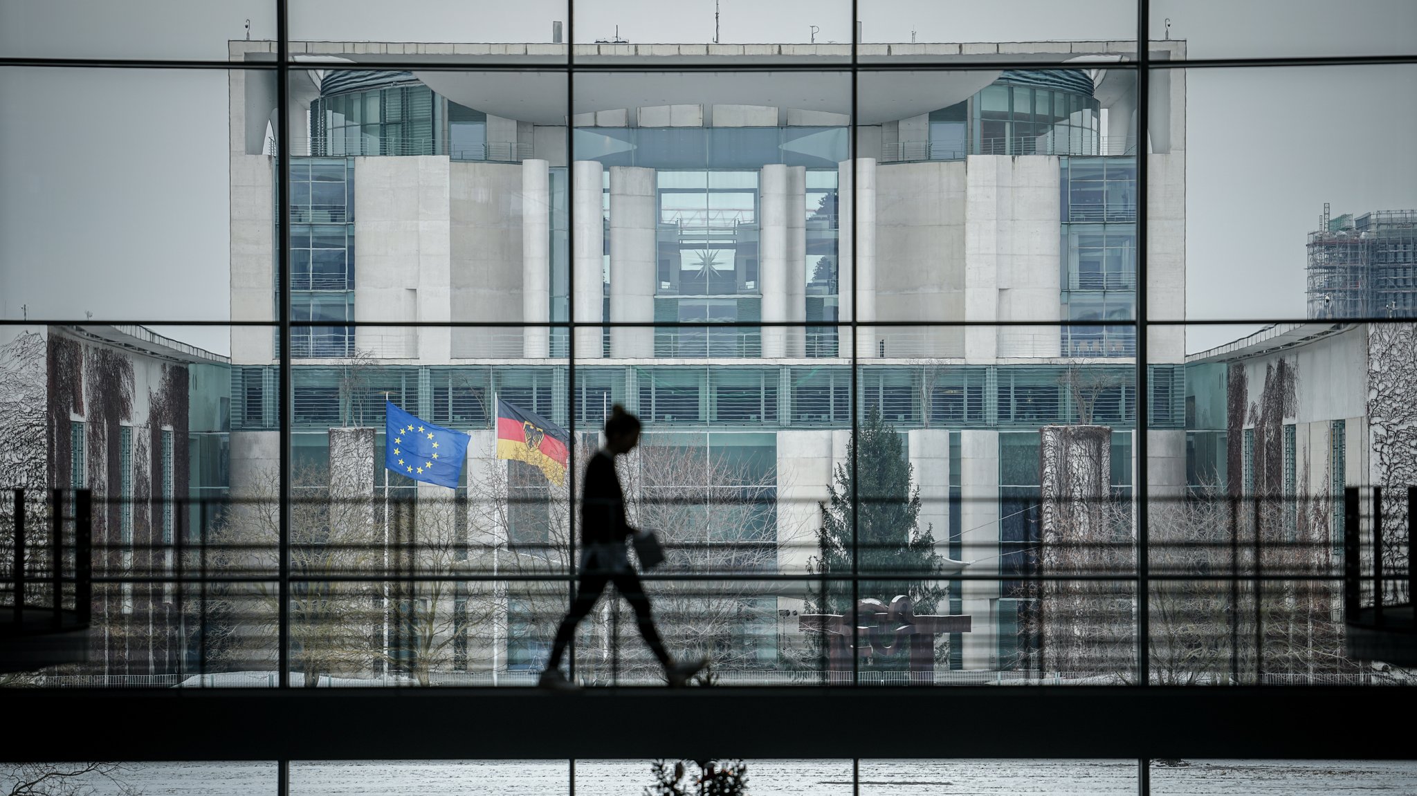 Der Haushaltsausschuss hat seinen Sitz im Paul-Löbe-Haus des Bundestages. Die Ampel hat den Haushaltsstreit gelöst. Bundeskanzler Olaf Scholz (SPD), Vizekanzler Robert Habeck (Grüne) und Finanzminister Christian Lindner (FDP) haben sich auf eine neue Version des Bundeshaushalts für das nächste Jahr geeinigt.