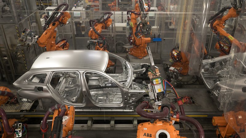 Automobilherstellung auf dem BMW Werksgelände im Münchner Norden. Karosseriebau | Bild: picture alliance / SZ Photo | Florian Peljak Automobilherstellung auf dem BMW Werksgelände im Münchner Norden. Karosseriebau