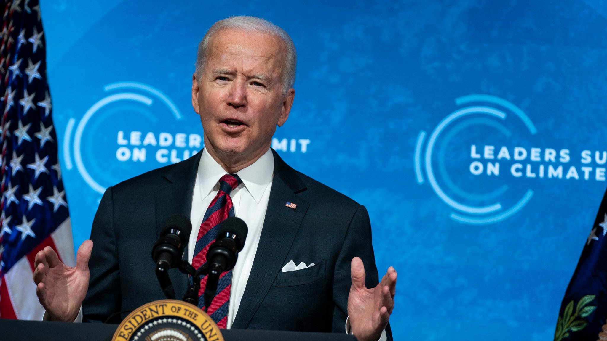 Joe Biden steht am Rednerpult