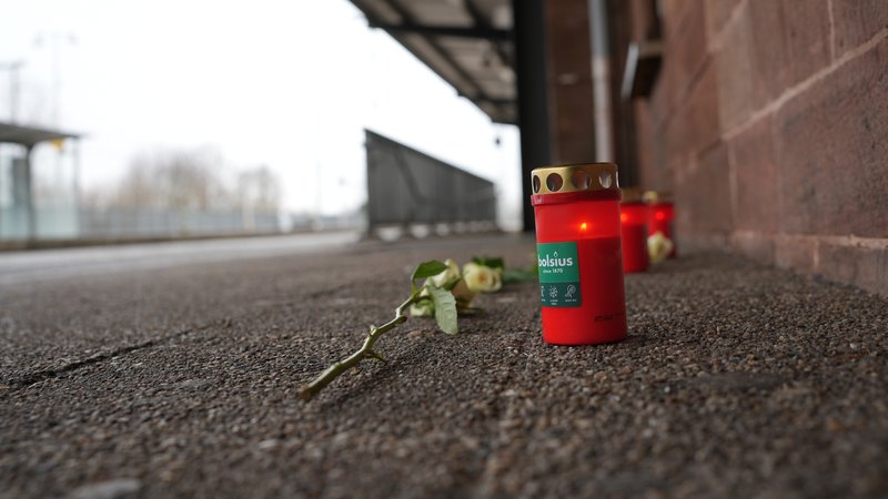 Eine Blume und Kerzen liegen am Bahnsteig nach dem Tod eines Zugbegleiters | Bild: picture alliance/dpa | Patrick von Frankenberg Eine Blume und Kerzen liegen am Bahnsteig nach dem Tod eines Zugbegleiters