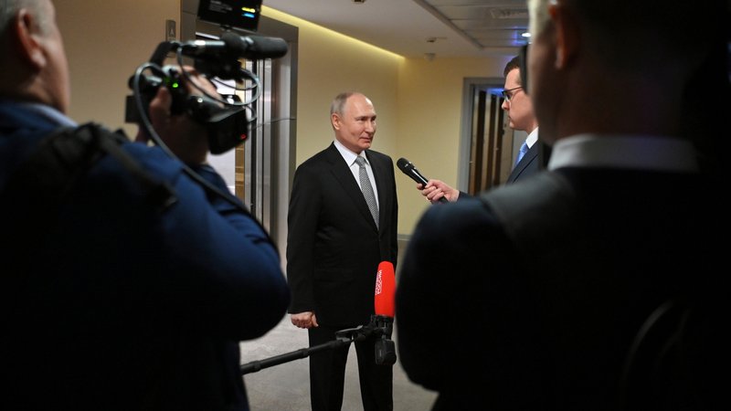 Der russische Präsident vor zwei TV-Mikrofonen
