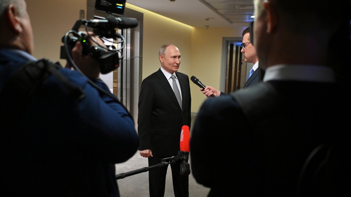 Der russische Präsident vor zwei TV-Mikrofonen