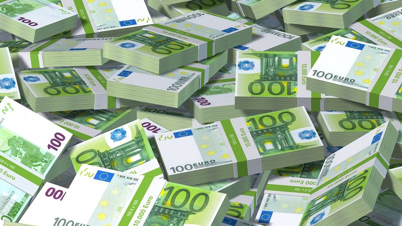 Ein Haufen 100 Euro-Scheine | Bild: BR Ein Haufen 100 Euro-Scheine