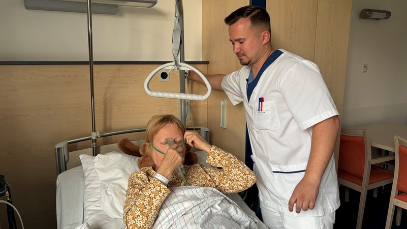 Pfleger René Nowak im Wertinger Krankenhaus. | Bild: BR / Judith Zacher Pfleger René Nowak im Wertinger Krankenhaus.