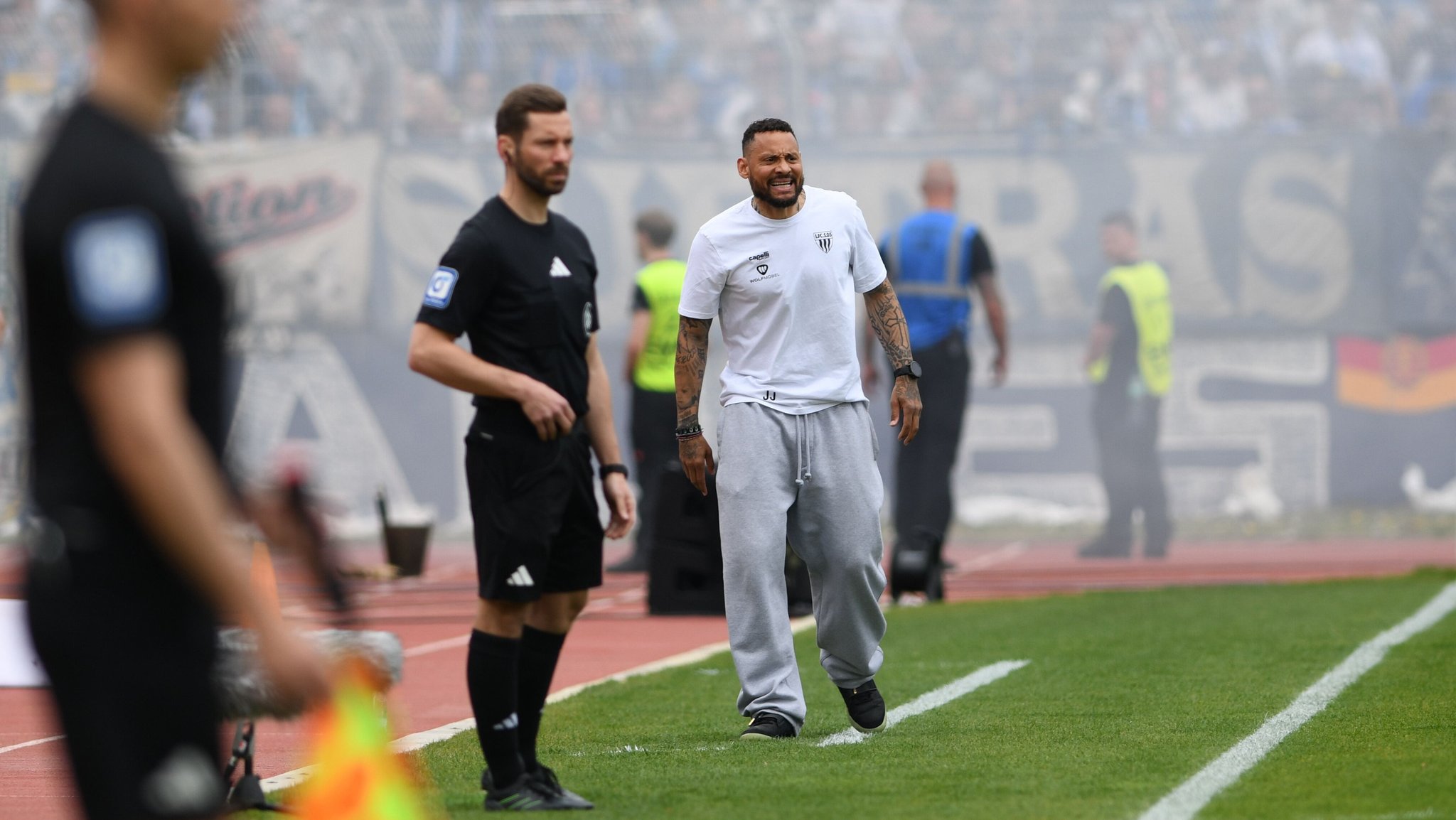 Jermaine Jones, scheidender Trainer des 1. FC Schweinfurt an der Seitenlinie