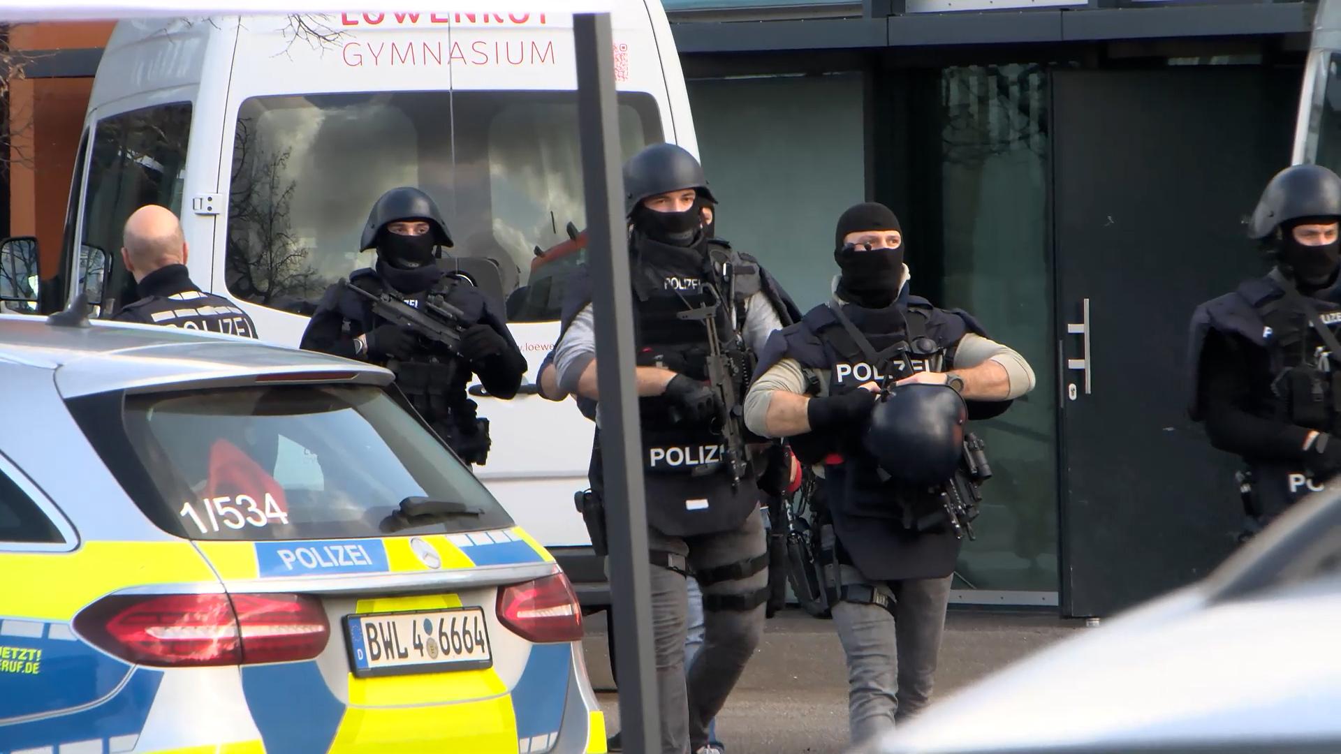 Ein Großaufgebot von Polizei und Rettungskräften war nach der Tat im Einsatz