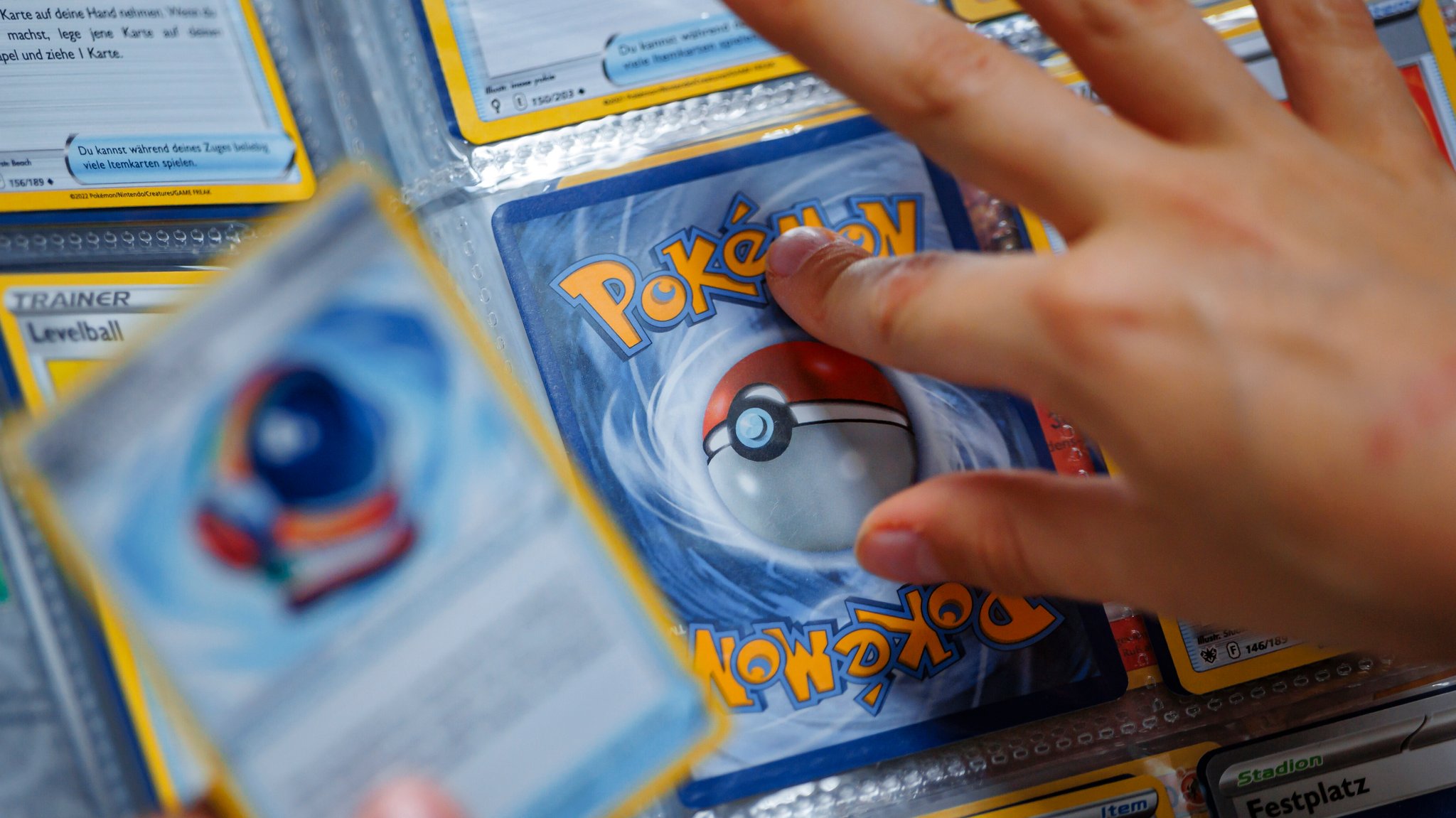 Symbolfoto: Ein Junge schaut sich Pokemon-Karten in einem Sammelalbum an. | Bild: picture alliance / photothek.de | Thomas Trutschel Symbolfoto: Ein Junge schaut sich Pokemon-Karten in einem Sammelalbum an.