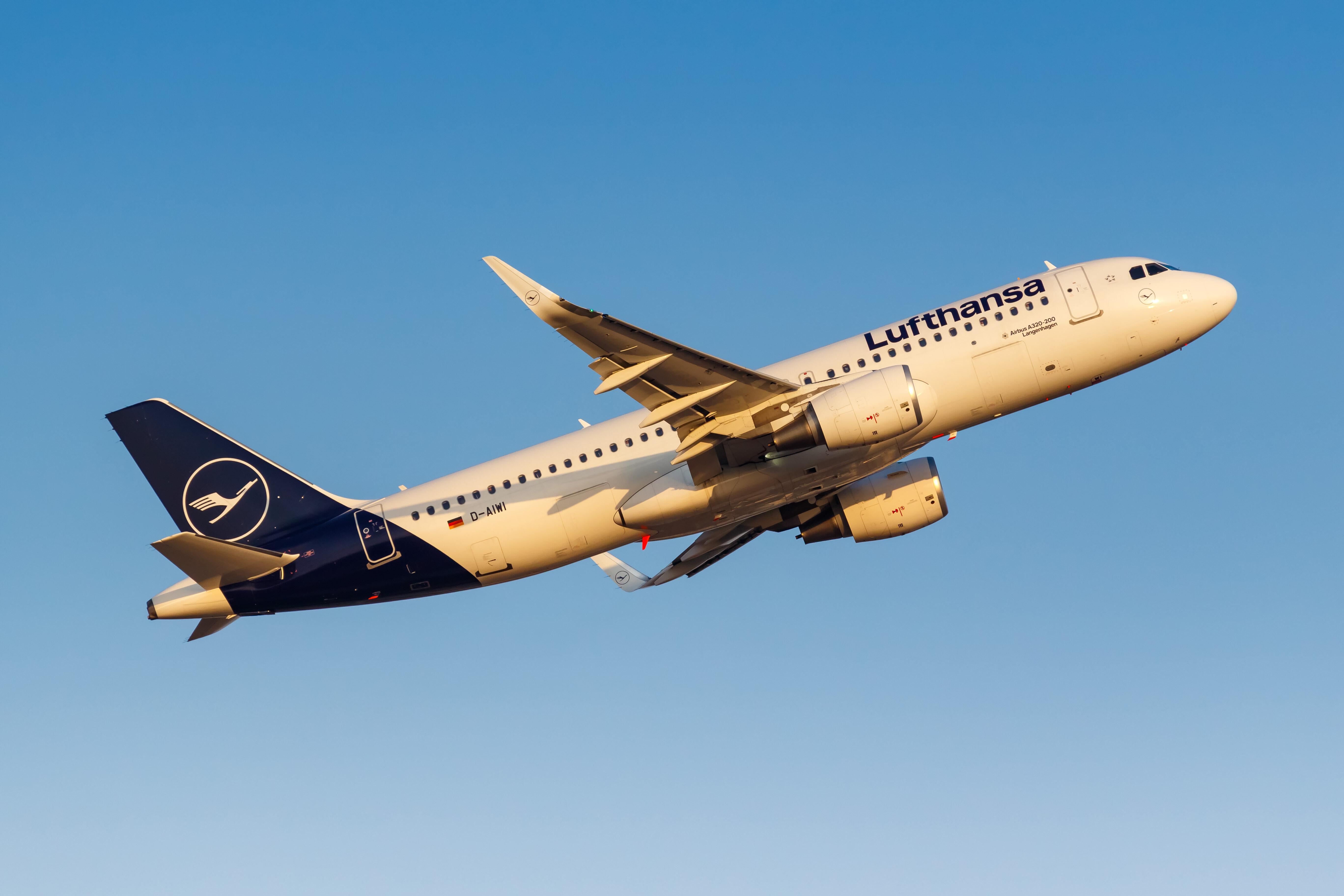 Lufthansa-Maschine über dem Flughafen Athen in Griechenland (Archivbild)