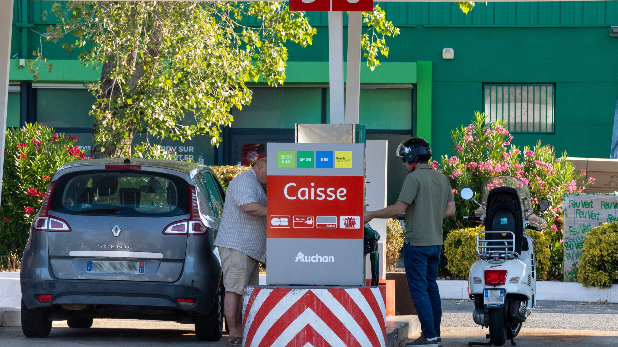 Im Ausland tanken kann aktuell günstiger sein - aber was ist erlaubt?