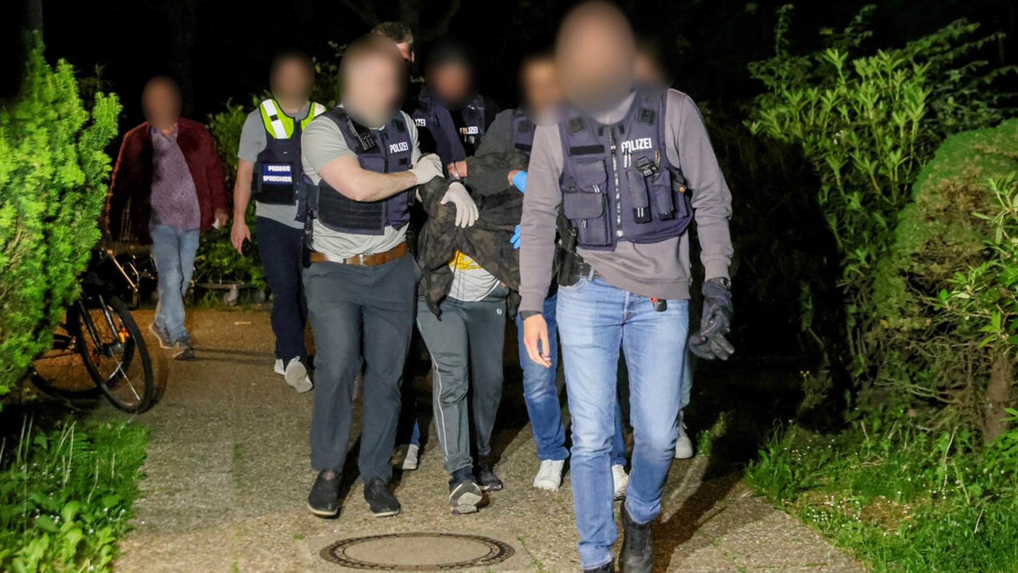(Archivbild) Der bei seiner Festnahme 35-jährige Syrer Mahmoud M. wird abgeführt. | Bild: picture alliance/dpa | Tim Oelbermann (Archivbild) Der bei seiner Festnahme 35-jährige Syrer Mahmoud M. wird abgeführt.