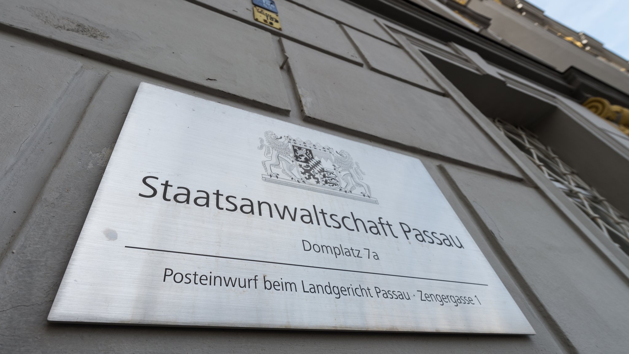 Schild der Staatsanwaltschaft in Passau | Bild: picture alliance / Armin Weigel/dpa | Armin Weigel Schild der Staatsanwaltschaft in Passau