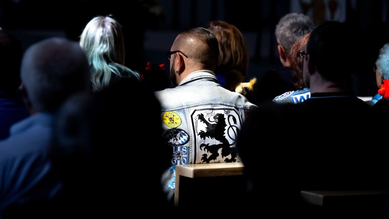 Fans von 1860 München nehmen an einem Gottesdienst in der Pfarrkirche Sankt Helena zum Gedenken an Werner Lorant teil. | Bild: picture alliance/dpa | Sven Hoppe Fans von 1860 München nehmen an einem Gottesdienst in der Pfarrkirche Sankt Helena zum Gedenken an Werner Lorant teil.