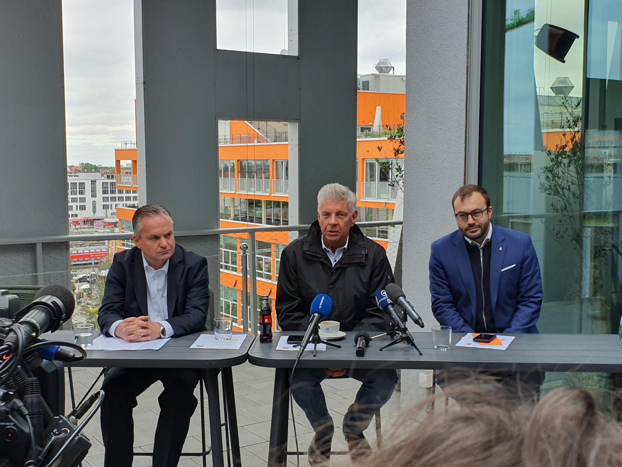 PK von Münchens Oberbürgermeister Dieter Reiter (Mitte) mit Ingolstadts Oberbürgermeister Christian Scharpf (links) und SPD-Stadtchef Köning