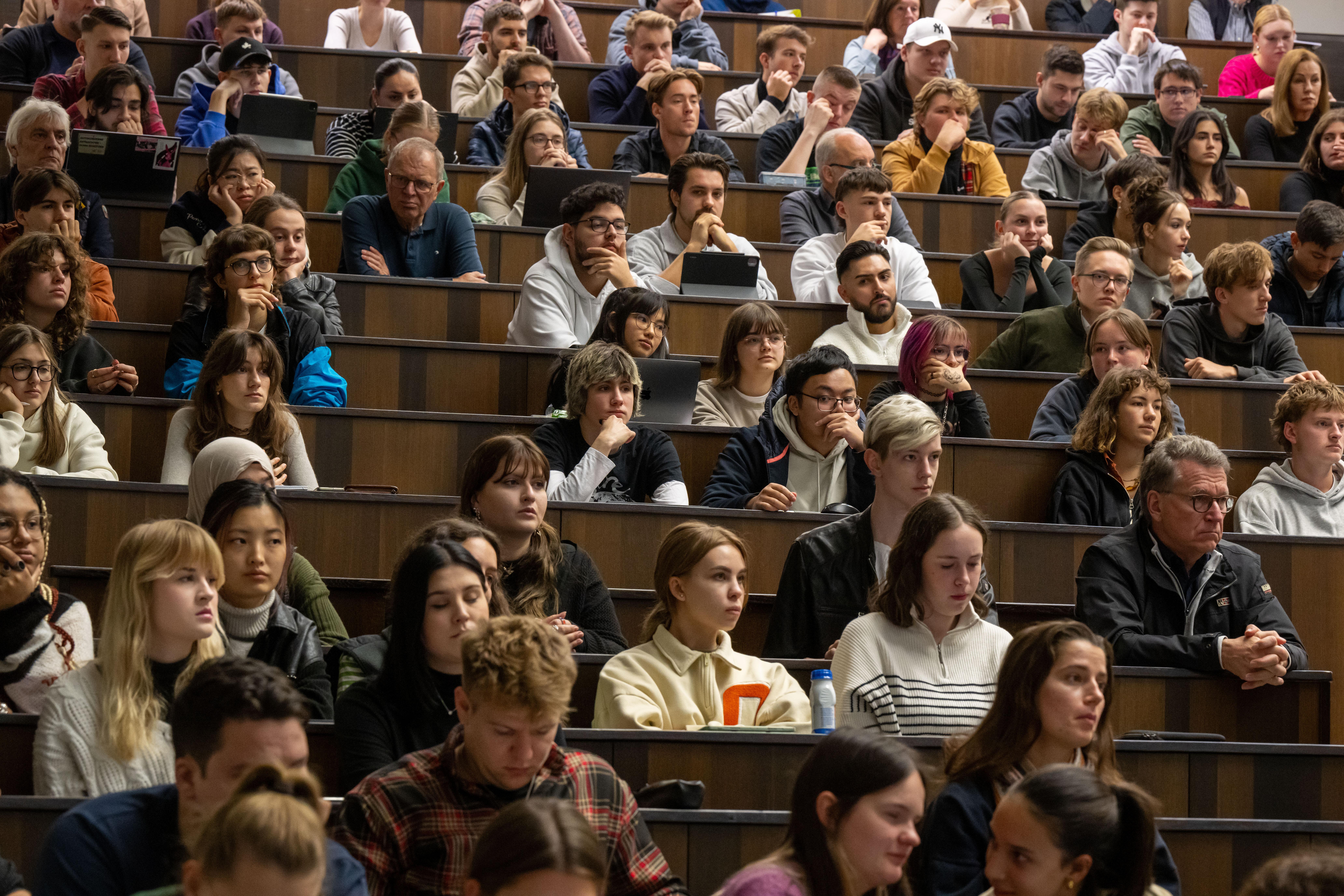 Studierende nehmen 2023 an der Einführungsveranstaltung im Audimax der Ludwig-Maximilians-Universität (LMU) in München teil.
