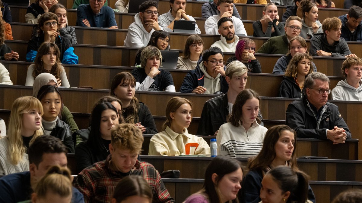Studierende nehmen 2023 an der Einführungsveranstaltung im Audimax der Ludwig-Maximilians-Universität (LMU) in München teil.