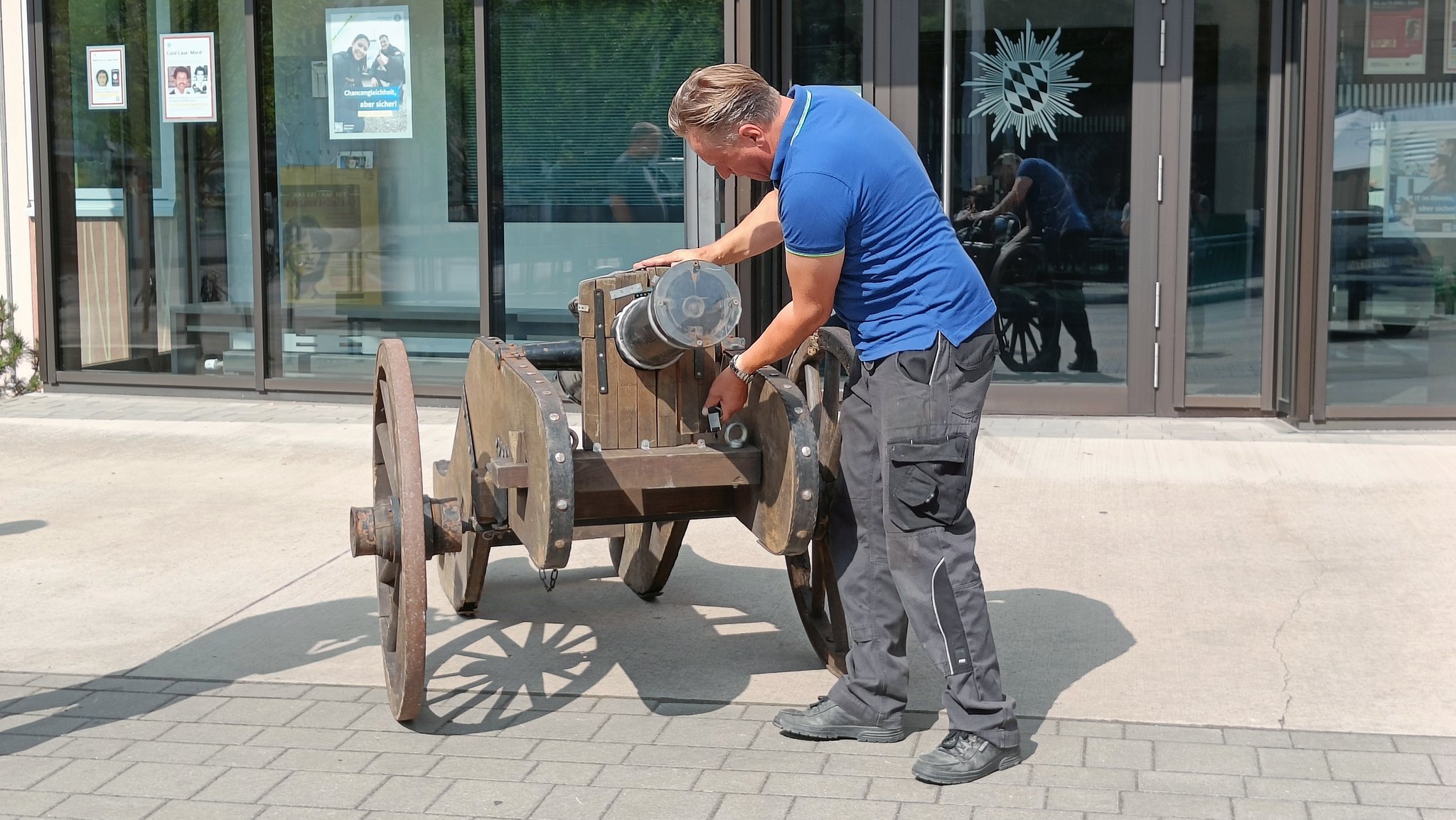 Schausteller August Schneider mit Deko-Kanone.