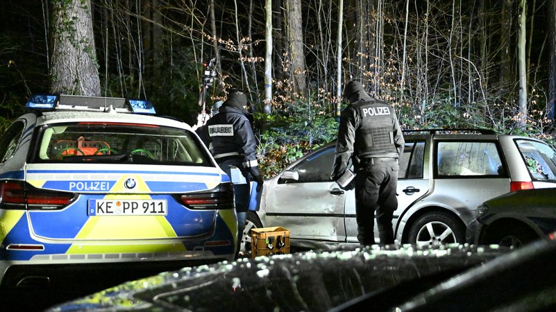 Einsatzkräfte der Polizei stehen an einem beschädigten Auto. | Bild: dpa-Bildfunk/David Pichler Einsatzkräfte der Polizei stehen an einem beschädigten Auto.