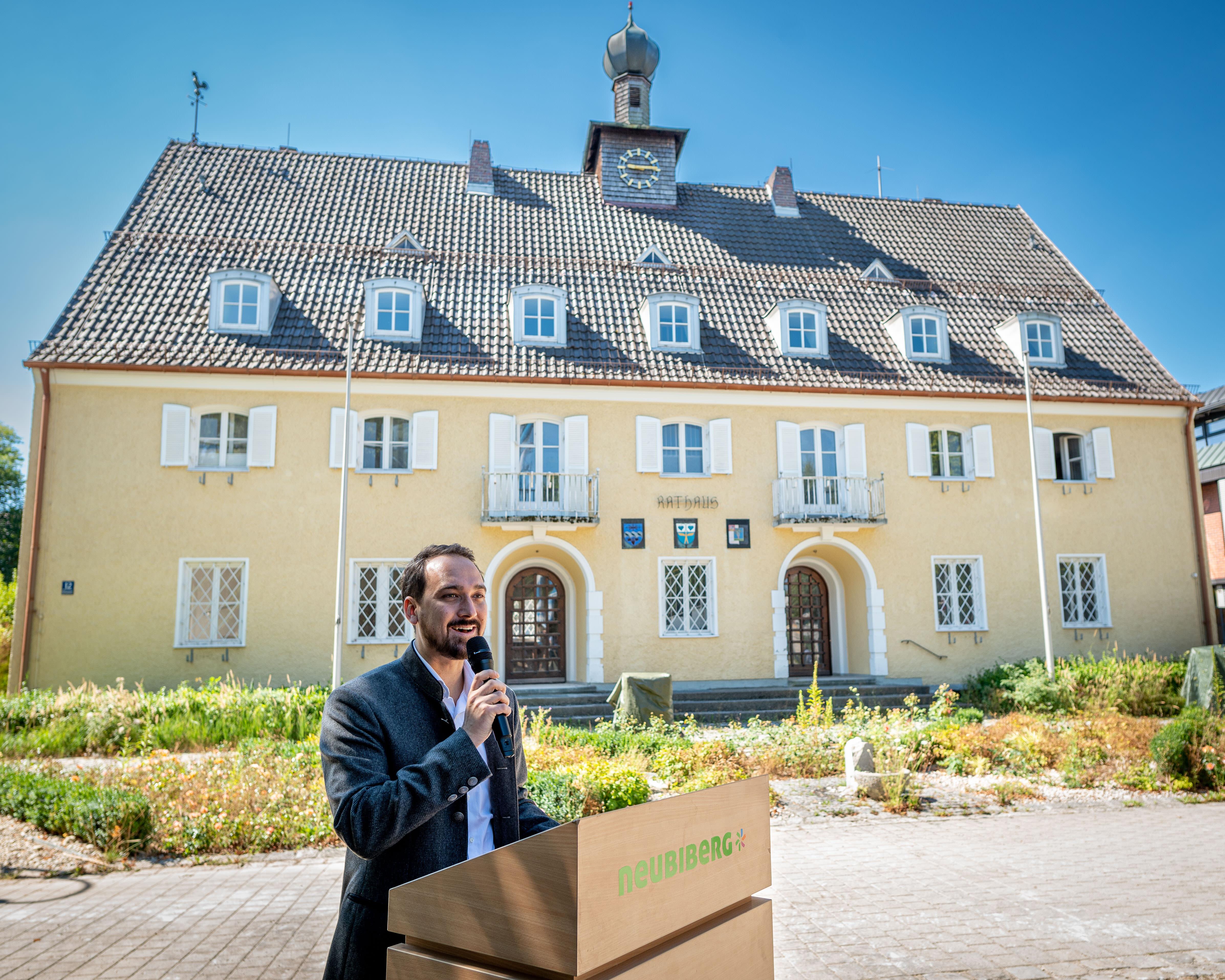 Neubibergs Bürgermeister Thomas Pardeller 9. August 2022 vor dem Rathaus in Neubiberg.