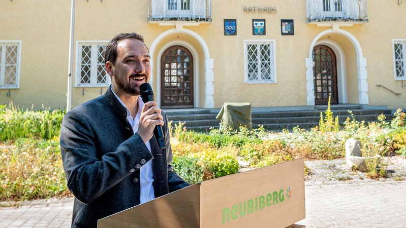 Neubibergs Bürgermeister Thomas Pardeller 9. August 2022 vor dem Rathaus in Neubiberg. | Bild: picture alliance / SZ Photo | Sebastian Gabriel Neubibergs Bürgermeister Thomas Pardeller 9. August 2022 vor dem Rathaus in Neubiberg.