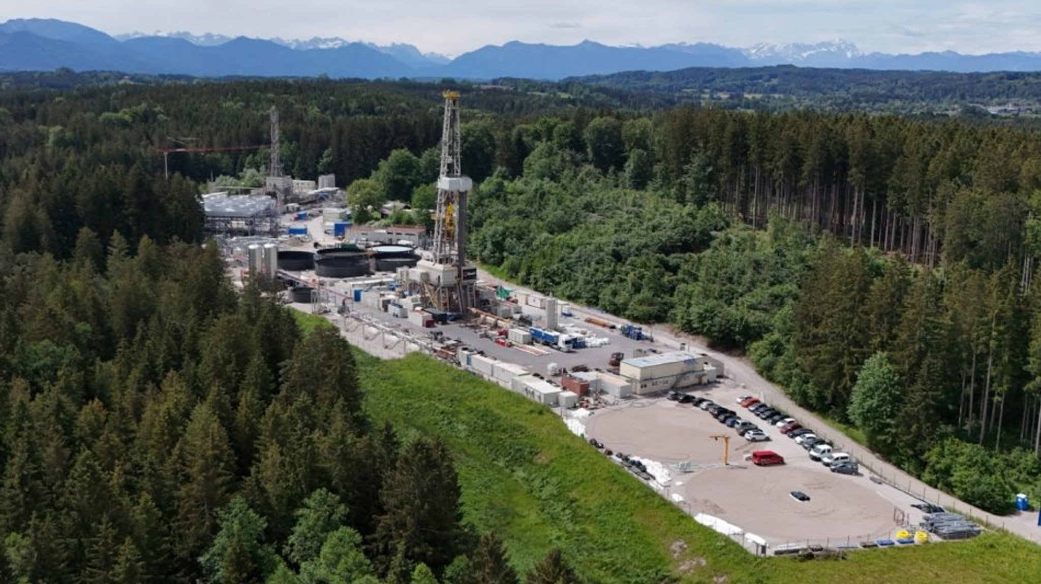 Die zwei Bohrtürme sind bald Vergangenheit - in Geretsried kommt die Geothermie-Revolution ins Stocken.