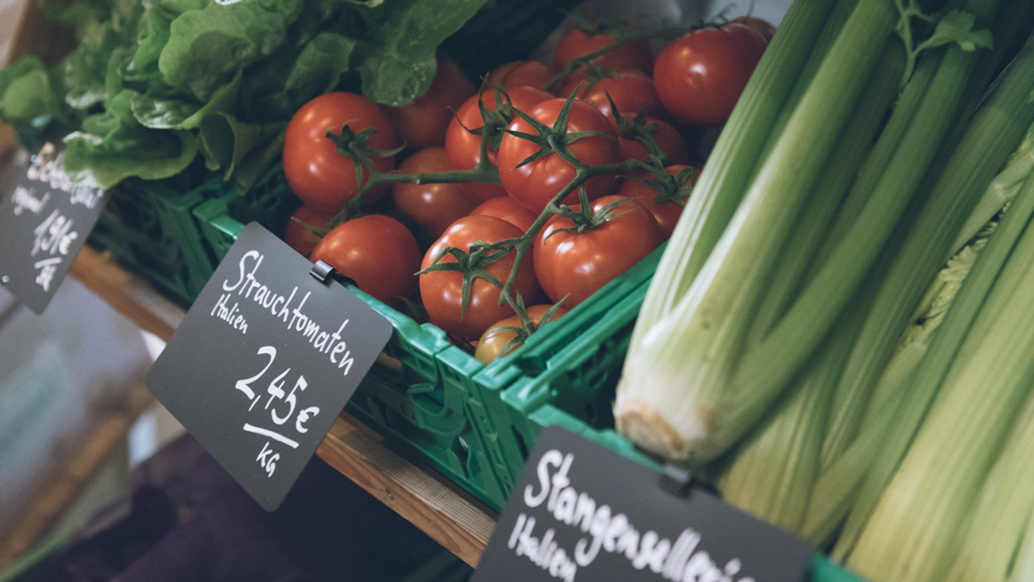 Salat, Tomaten und Stangensellerie in einem Bioladen.