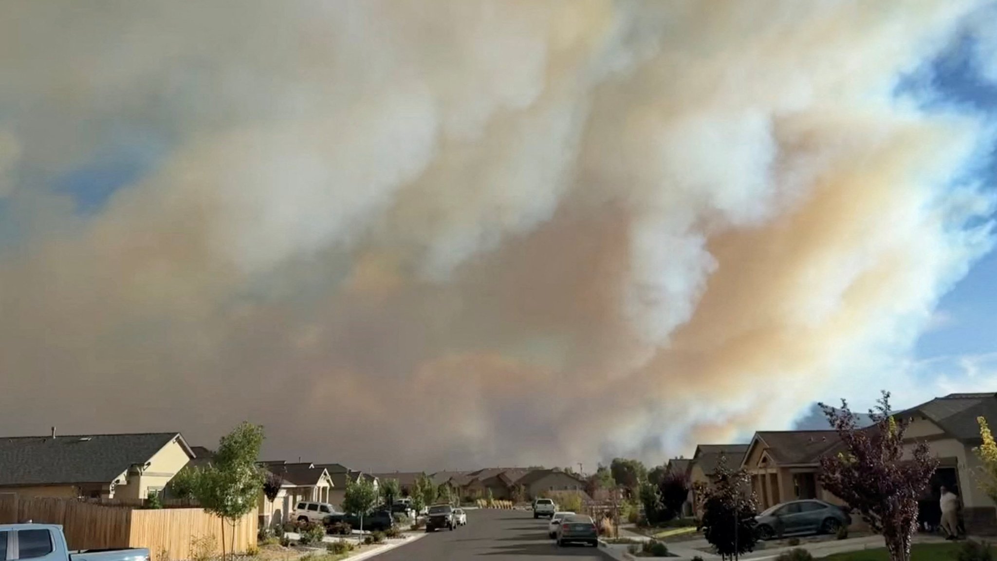 Rauch steigt nahe Reno, Nevada, USA, auf. Die Aufnahme stammt aus einem am 22. August 2026 in den sozialen Medien veröffentlichten Video. | Bild: Simon Jowitt/via REUTERS Rauch steigt nahe Reno, Nevada, USA, auf. Die Aufnahme stammt aus einem am 22. August 2026 in den sozialen Medien veröffentlichten Video.