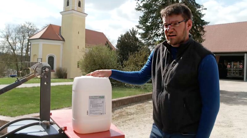 Landwirt Stephan Obermaier erklärt, warum er auf Glyphosat nicht verzichten will. | Bild: BR Landwirt Stephan Obermaier erklärt, warum er auf Glyphosat nicht verzichten will.