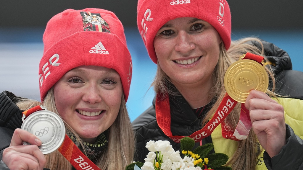 Anna Berreiter (links), Natalie Geisenberger | Bild: dpa-Bildfunk/Michael Kappeler Anna Berreiter (links), Natalie Geisenberger