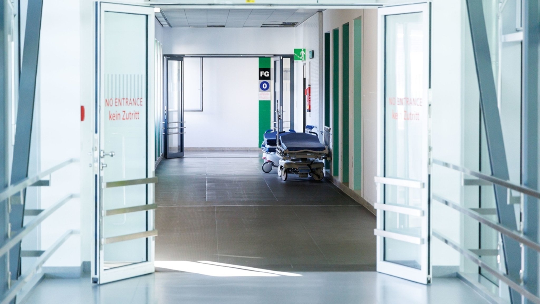 Krankenbetten stehen in einem Gang im Klinikum Großhadern in München. Auch wenn die neuesten Inzidenzen in München und ganz Bayern eine mögliche Trendwende andeuten, ächzen die Kliniken unter der Last der aktuellen Corona-Welle. Foto: Lukas Barth/dpa +++ dpa-Bildfunk +++