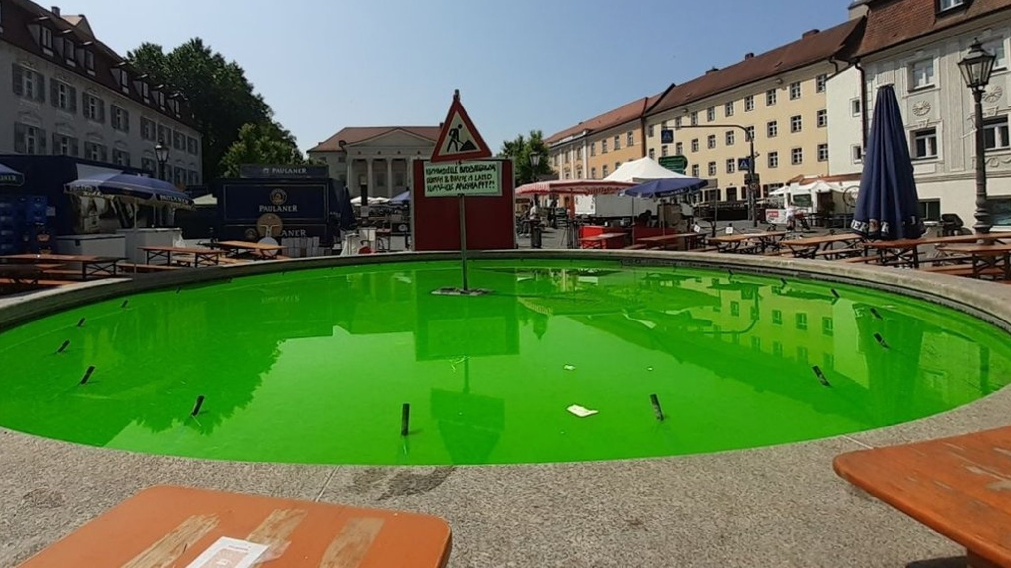 Ein grün-gefärbter Brunnen am Bismarckplatz in Regensburg