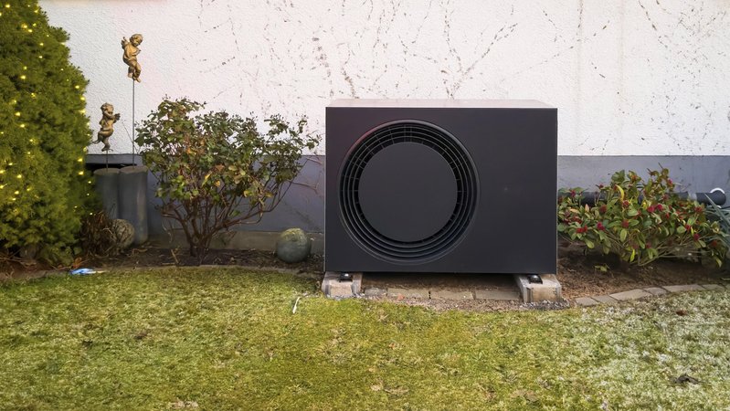 Wärmepumpe in einem Garten | Bild: picture alliance / imageBROKER | Robert Poorten Wärmepumpe in einem Garten