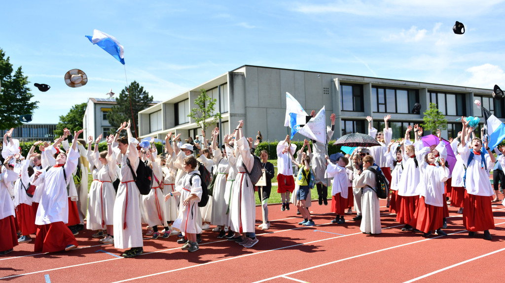 Ministranten in der  Friedberger Sportanlage