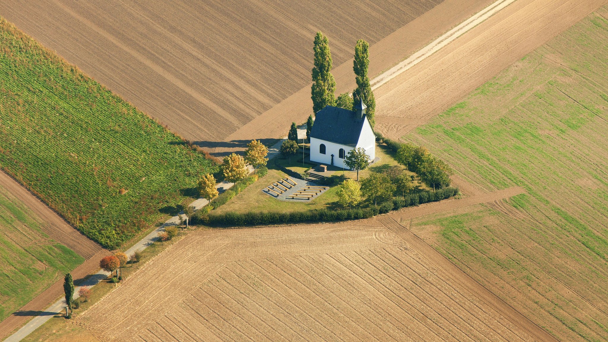 Eine kleine Kapelle zwischen Feldern von oben.