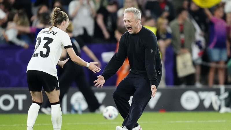 Bundestrainer Christian Wück (rechts) und Nationalspielerin Sophia Kleinherne | Bild: dpa-Bildfunk/Nick Potts Bundestrainer Christian Wück (rechts) und Nationalspielerin Sophia Kleinherne