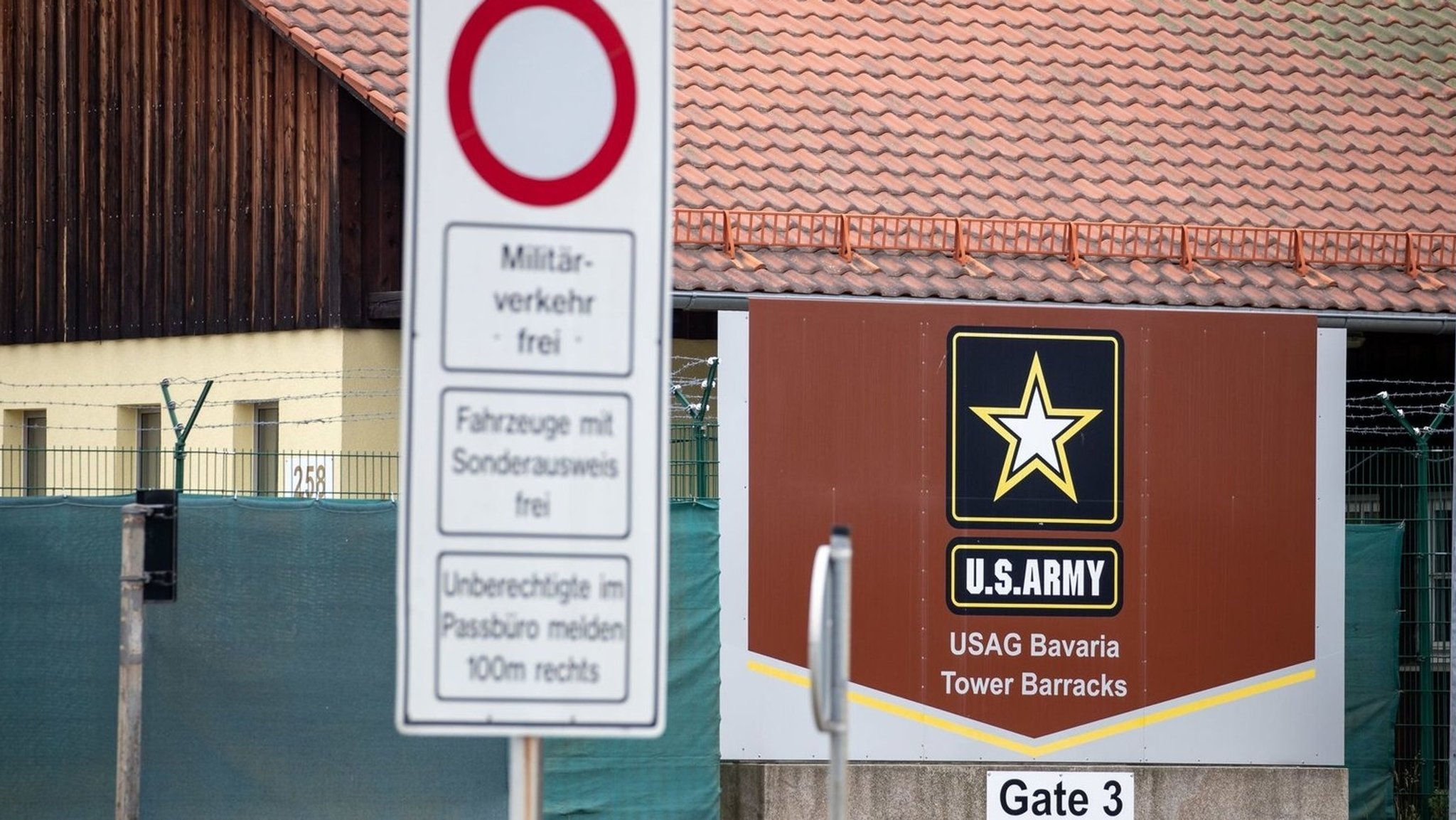 "U.S.Army - USAG Bavaria - Tower Barracks" steht auf einem Schild an einem Eingang zum Truppenübungsplatz der US-Army in Grafenwöhr.