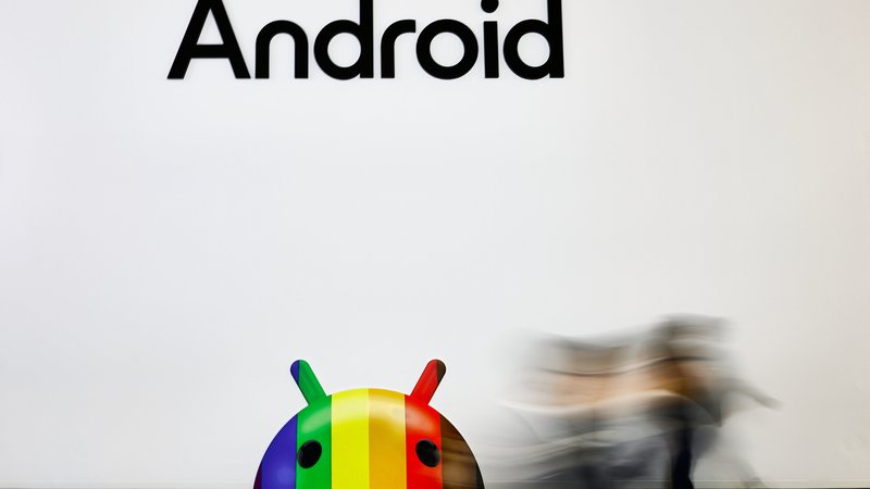 Android-Apps: Bald nur noch mit Google-Genehmigung installierbar | Bild: picture alliance / NurPhoto | Joan Cros Android-Apps: Bald nur noch mit Google-Genehmigung installierbar