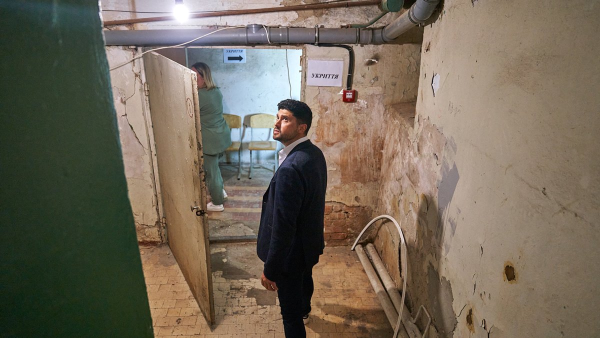 Alexander Lissak steht in einem zerstörten Keller