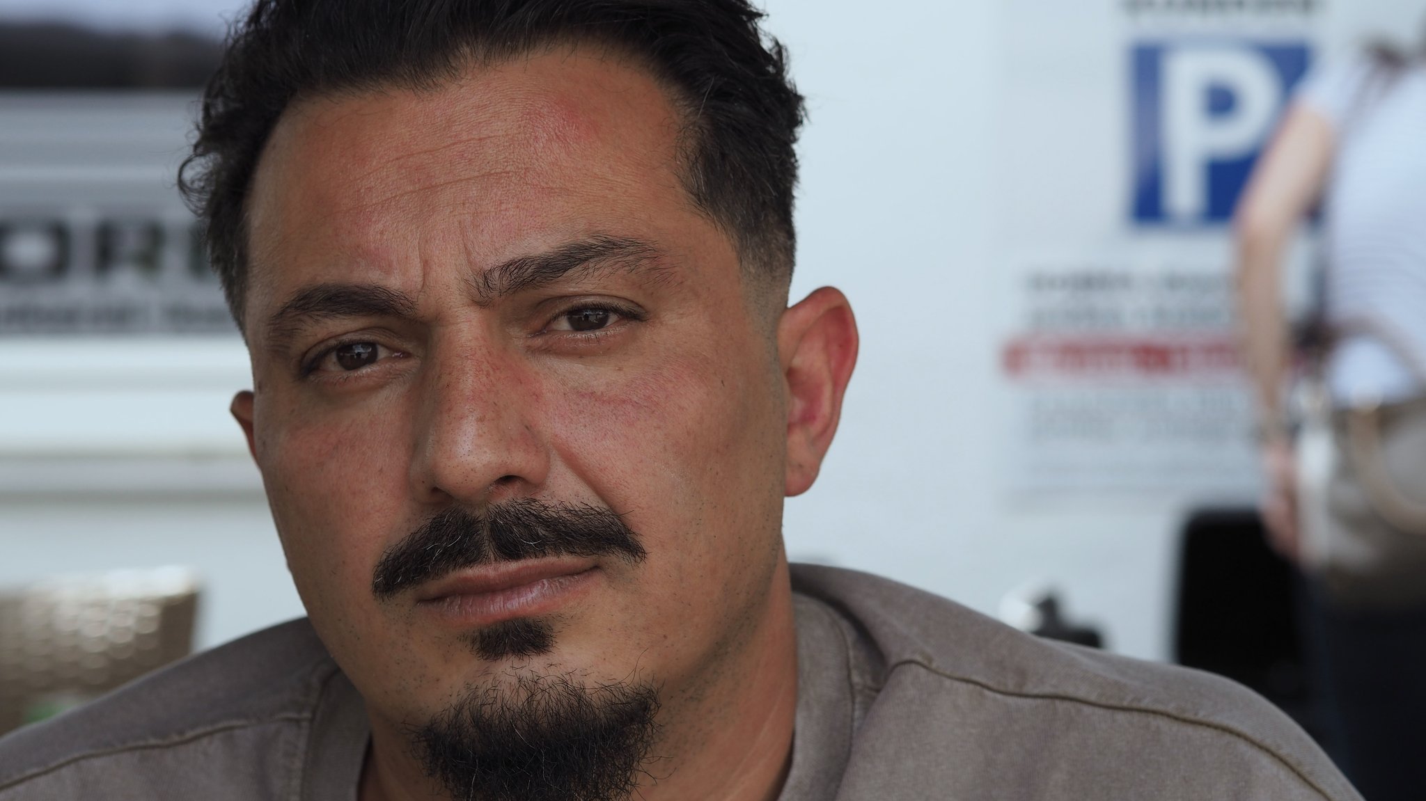 Ein Mann, Hüseyin Bayri, schaut in die Kamera | Bild: BR/Rebecca Bück Ein Mann, Hüseyin Bayri, schaut in die Kamera