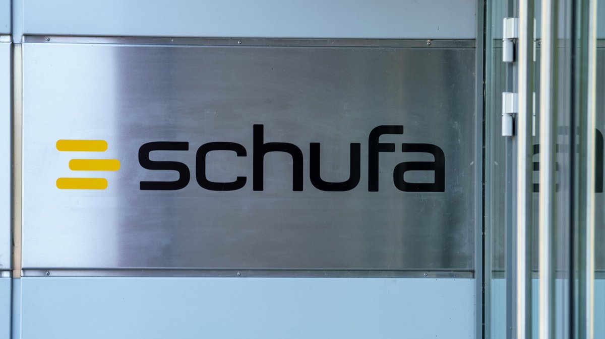 Das Schufa-Logo ist am Eingang der Firmenzentrale angebracht.