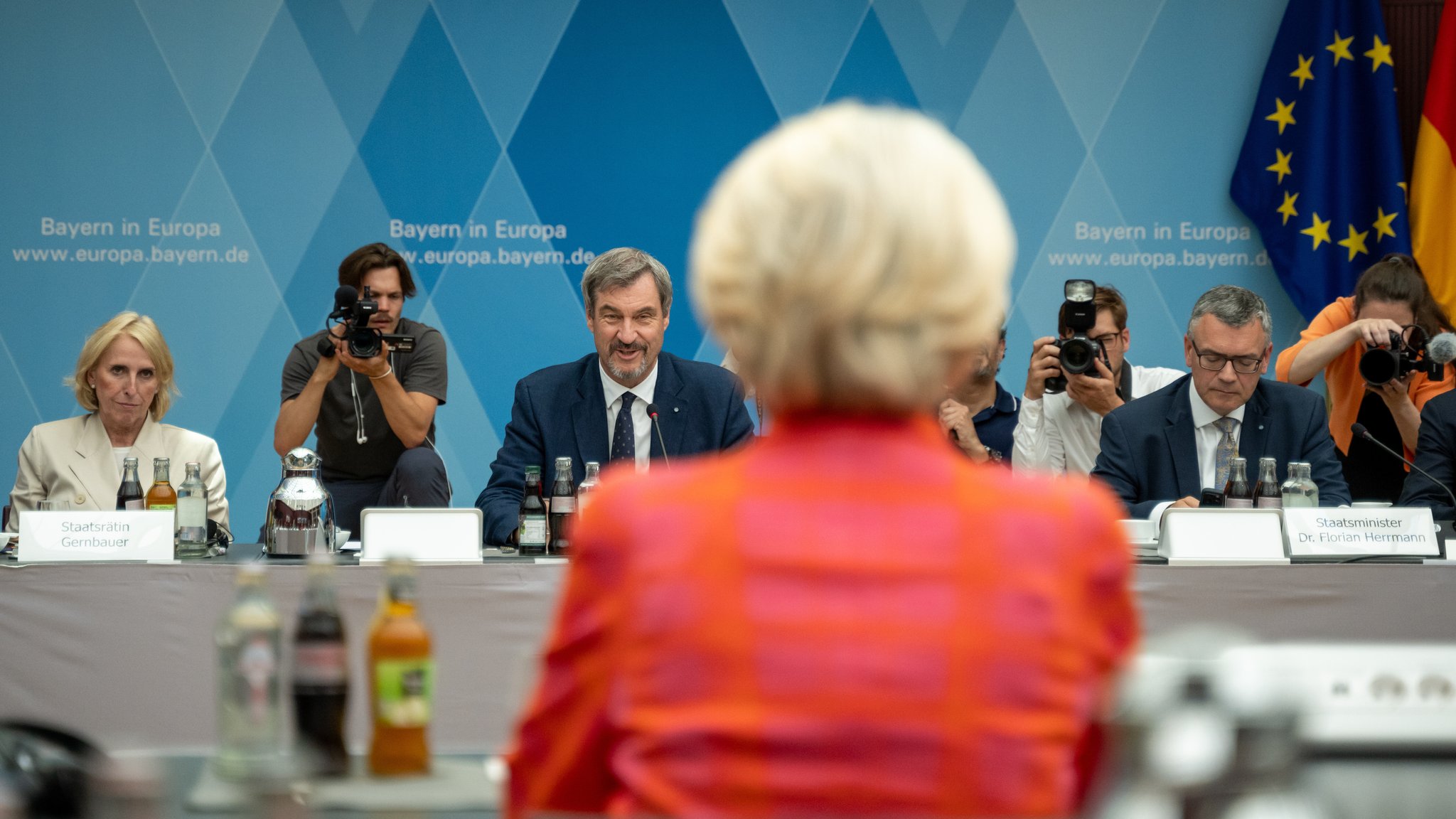 Markus Söder (CSU, M, hinten), Ministerpräsident von Bayern, und Ursula von der Leyen (M, vorne)